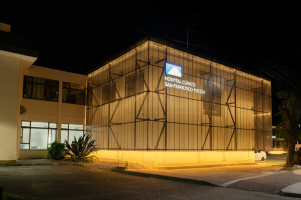 Hospital San Francisco de Pucón - Fachada de noche