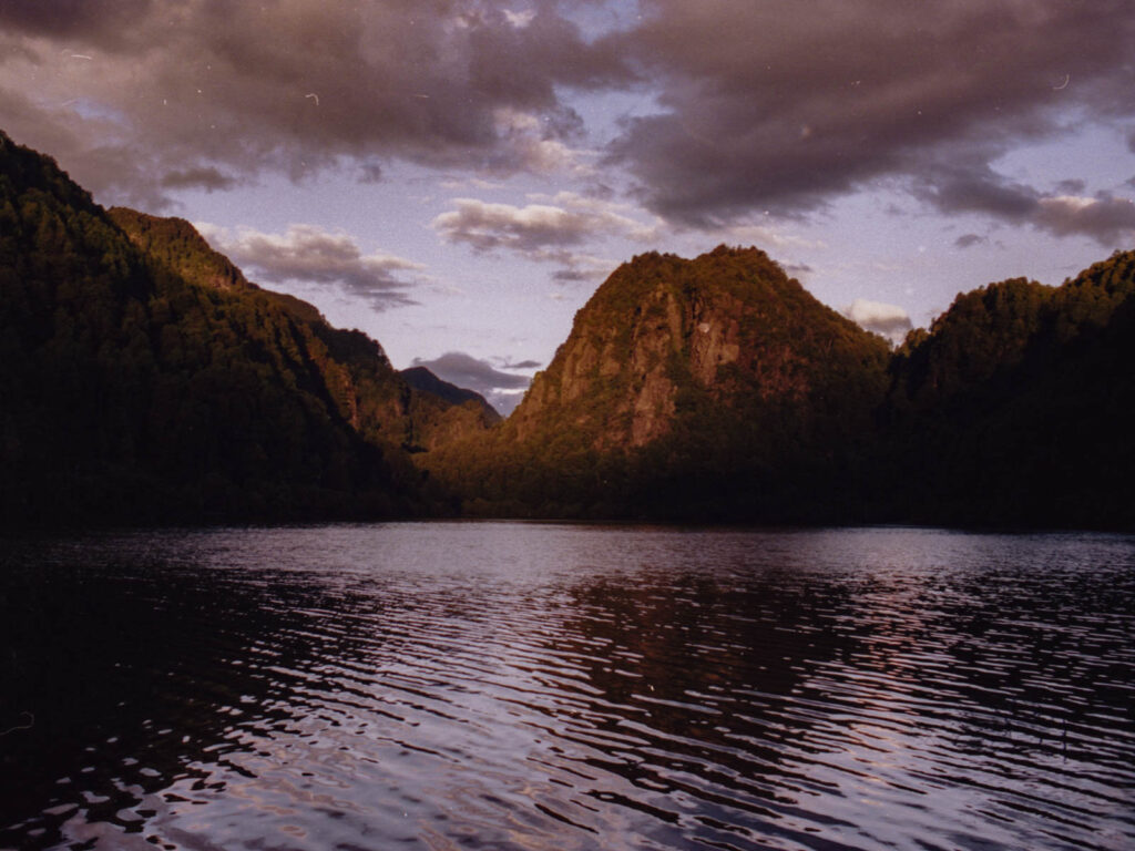 Laguna El león Atardecer en la laguna El León. La Araucanía, Chile.