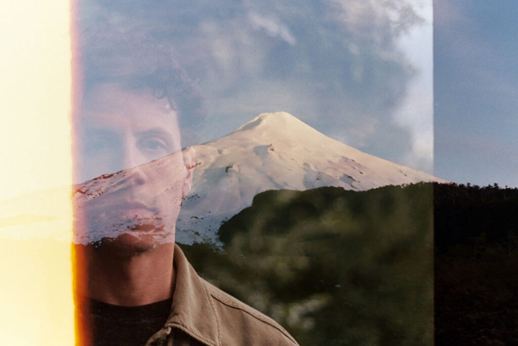 mauro-pesce-volcan-villarrica Mauro Pesce y el volcán Rukapillán.